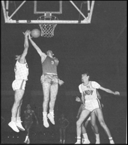 Danieletto a rimbalzo contro la Candy di Brugherio nel 1969